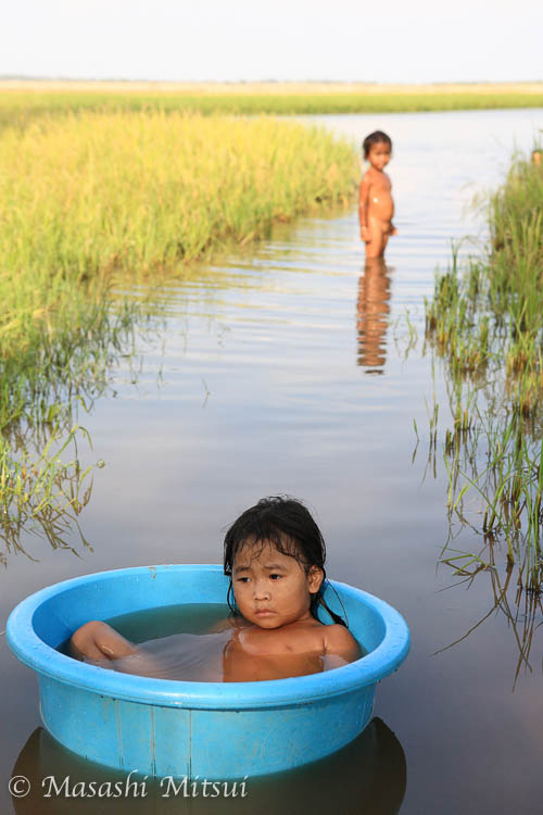 子供 水遊び 裸 