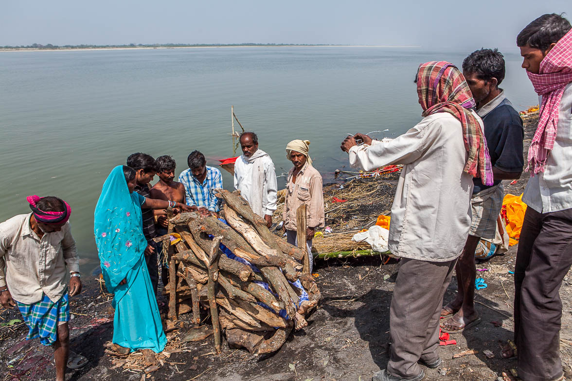 インド旅行記 44 ガンジス川の火葬場を撮る