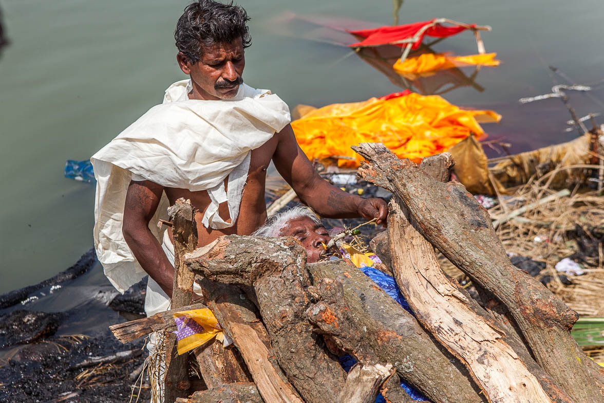 遺体 ガンジス 川 インドのガンジス河畔に40体の遺体が漂着 新型ウイルス死者か（BBC