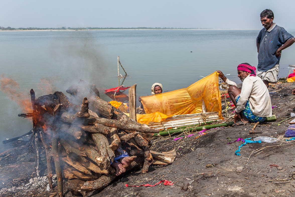 インド旅行記 44 ガンジス川の火葬場を撮る